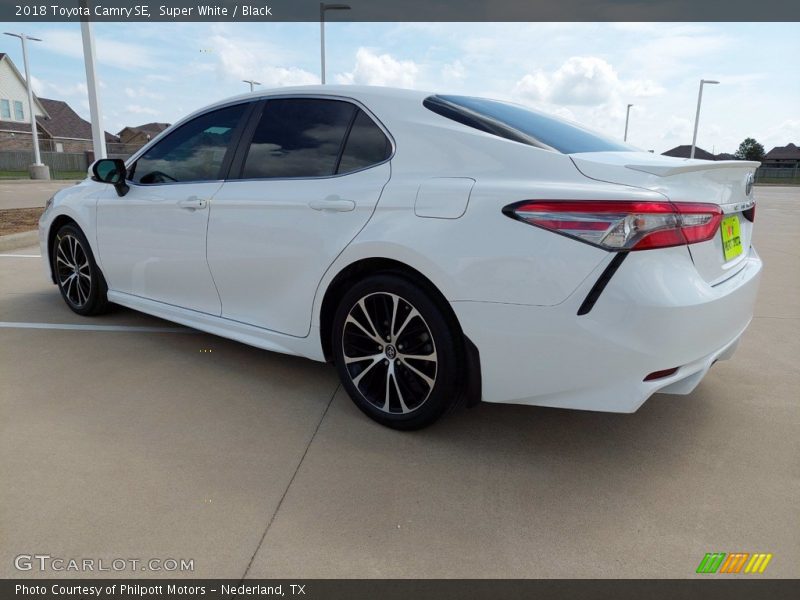 Super White / Black 2018 Toyota Camry SE
