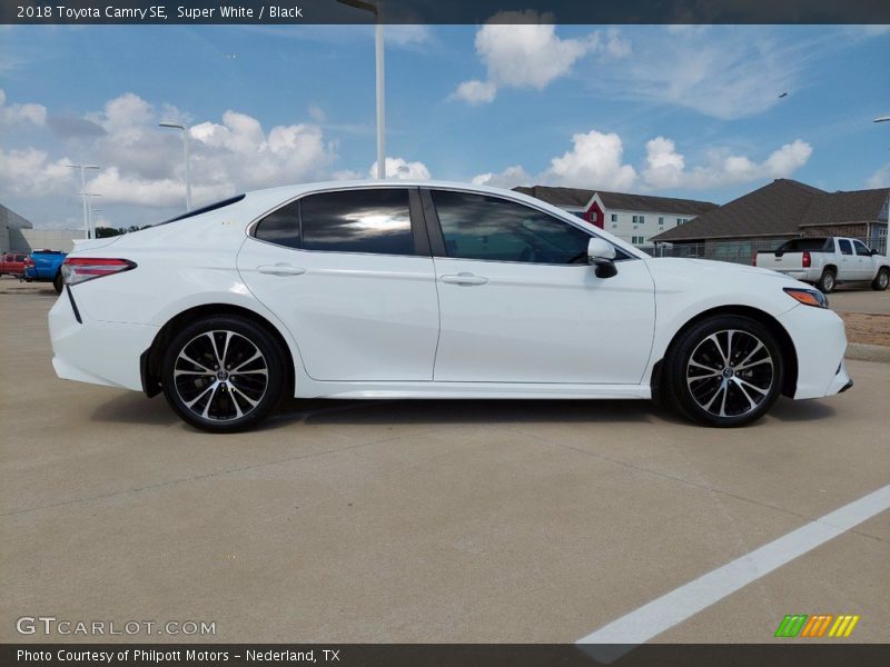 Super White / Black 2018 Toyota Camry SE