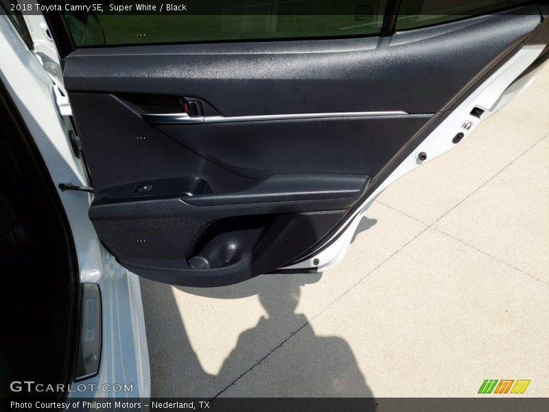 Super White / Black 2018 Toyota Camry SE