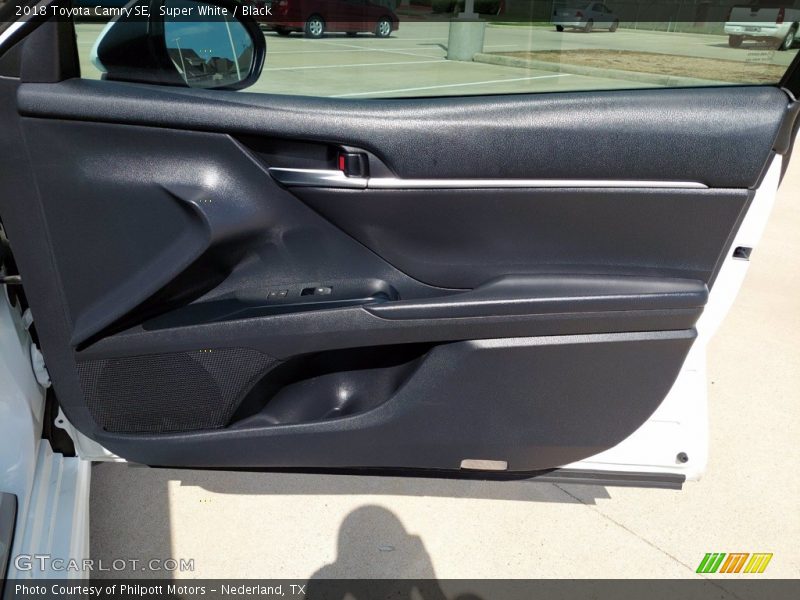 Super White / Black 2018 Toyota Camry SE