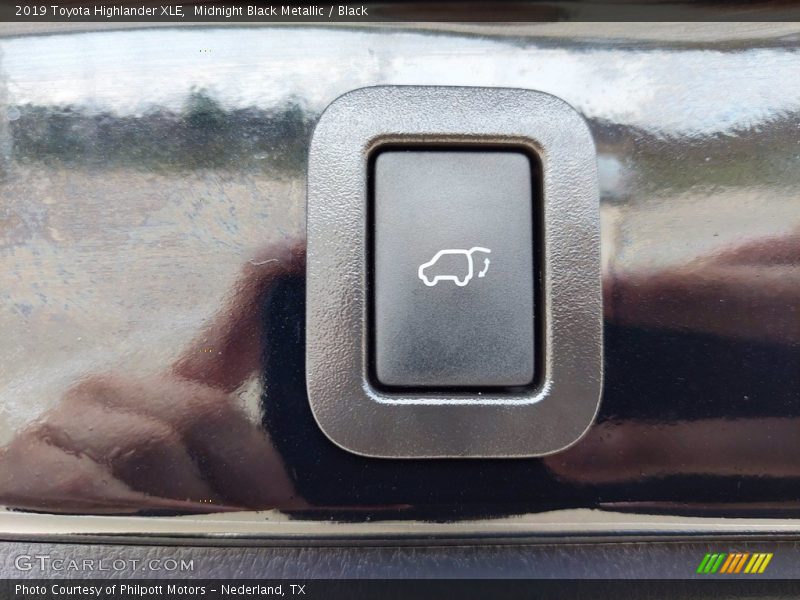 Midnight Black Metallic / Black 2019 Toyota Highlander XLE