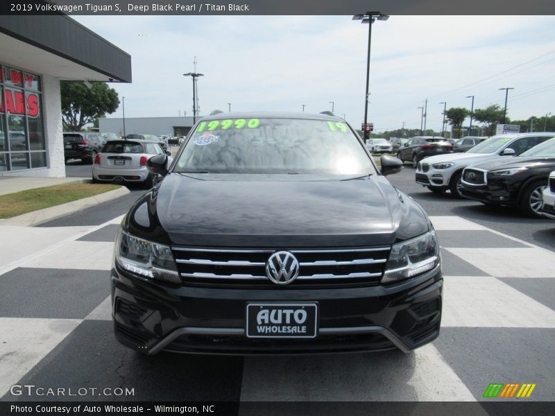 Deep Black Pearl / Titan Black 2019 Volkswagen Tiguan S