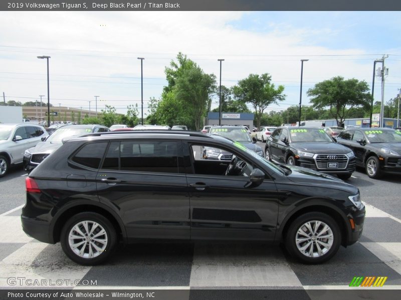 Deep Black Pearl / Titan Black 2019 Volkswagen Tiguan S