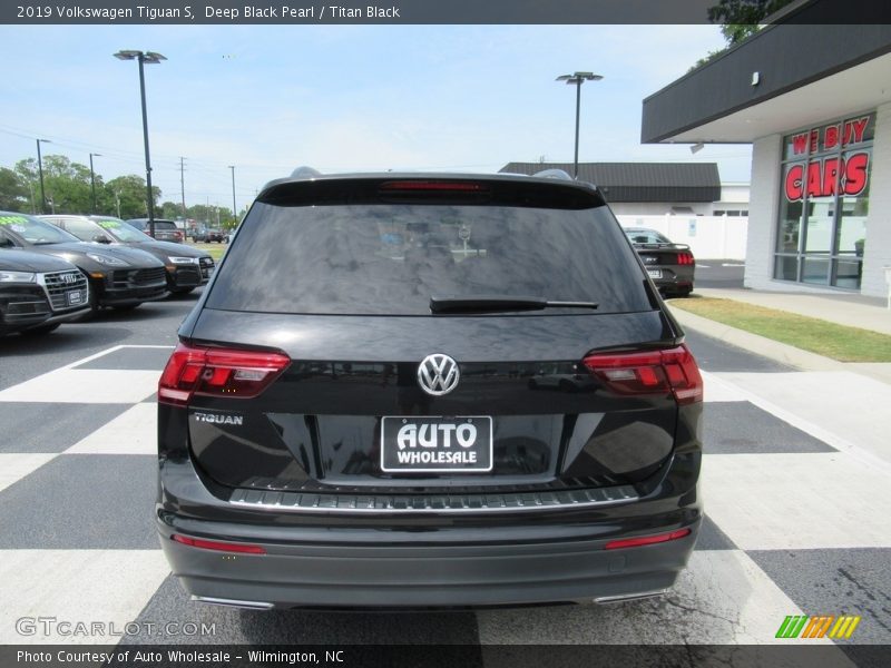 Deep Black Pearl / Titan Black 2019 Volkswagen Tiguan S