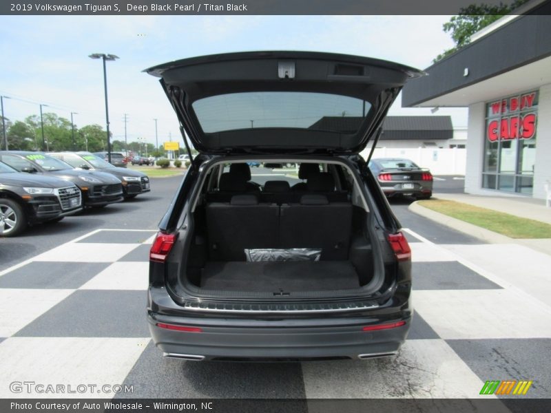 Deep Black Pearl / Titan Black 2019 Volkswagen Tiguan S