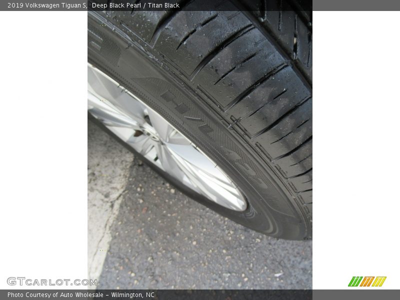 Deep Black Pearl / Titan Black 2019 Volkswagen Tiguan S