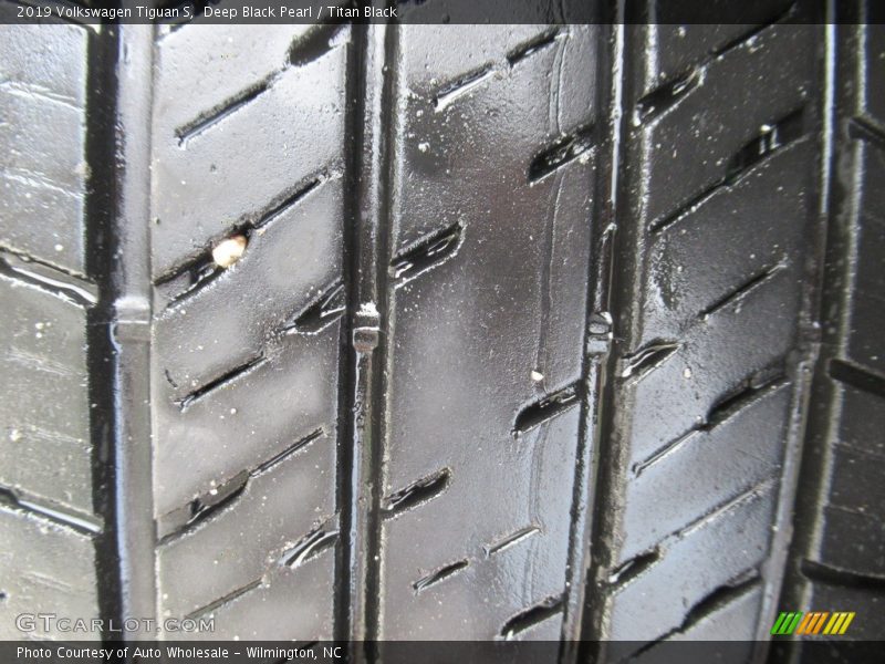 Deep Black Pearl / Titan Black 2019 Volkswagen Tiguan S