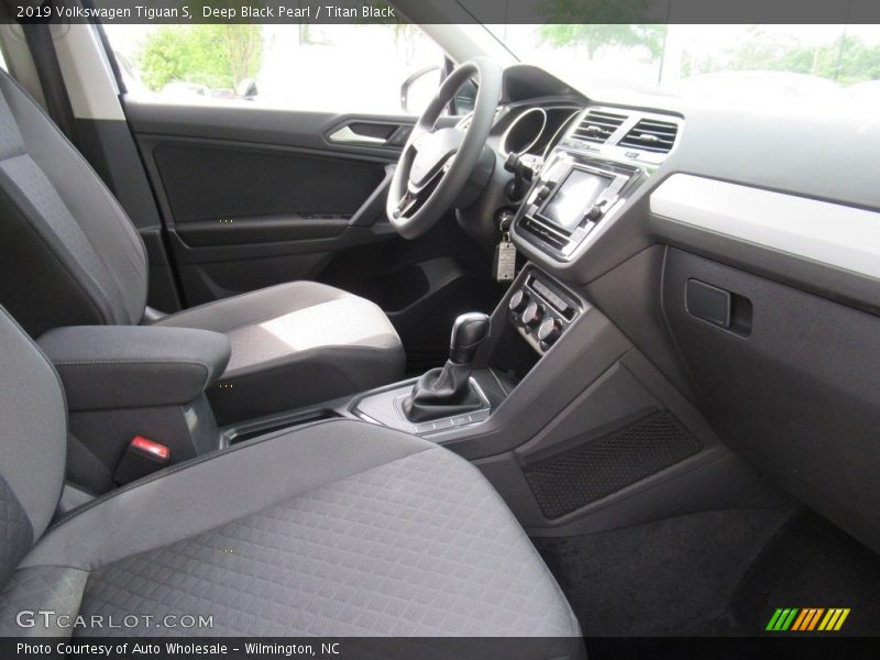 Deep Black Pearl / Titan Black 2019 Volkswagen Tiguan S