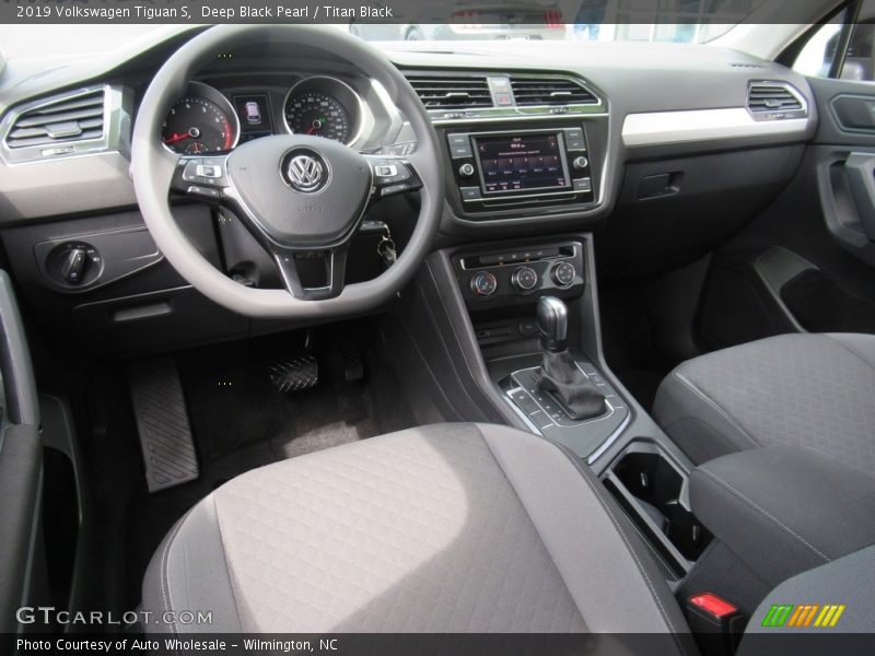 Deep Black Pearl / Titan Black 2019 Volkswagen Tiguan S