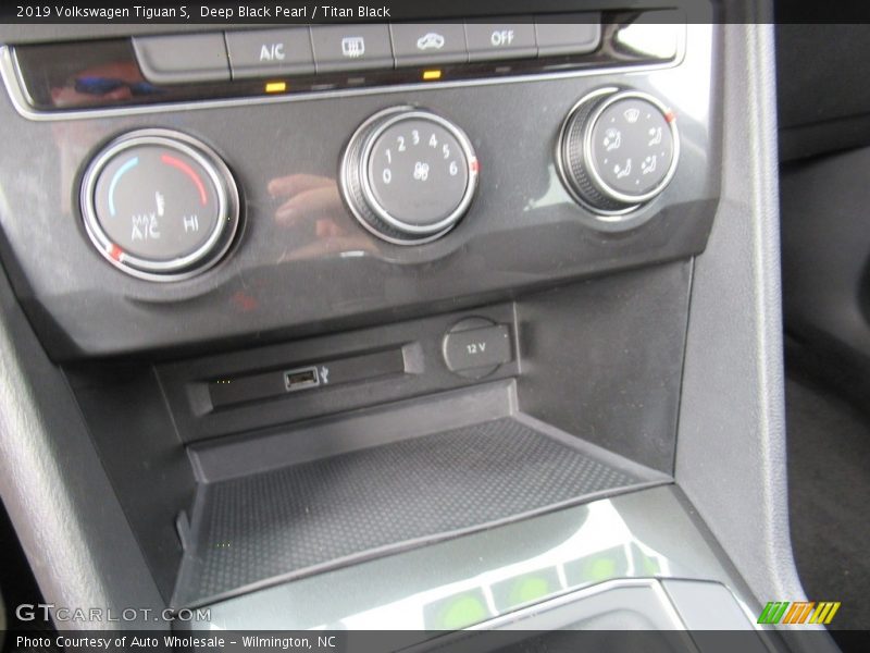 Deep Black Pearl / Titan Black 2019 Volkswagen Tiguan S