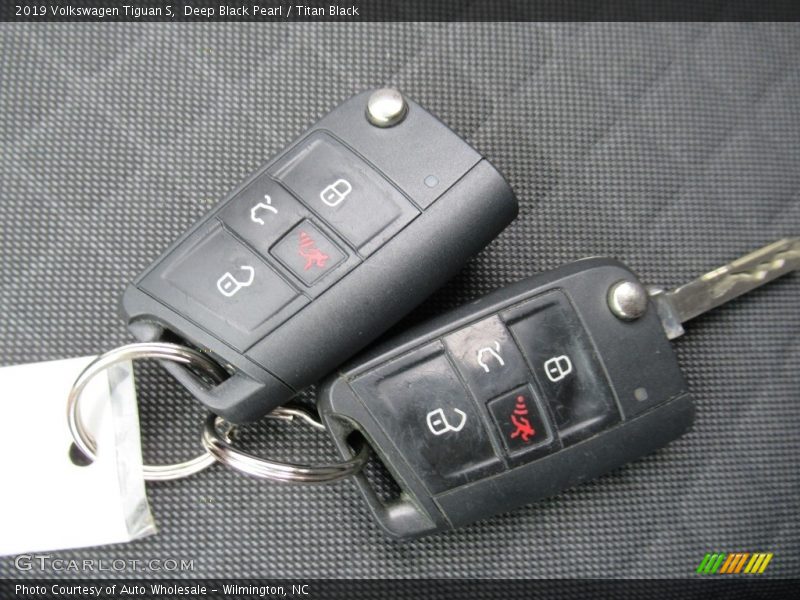 Deep Black Pearl / Titan Black 2019 Volkswagen Tiguan S