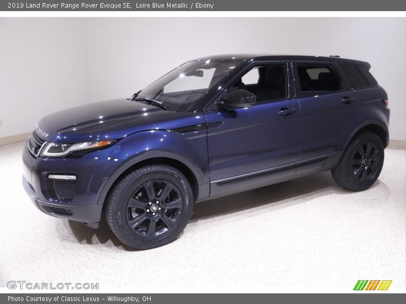 Front 3/4 View of 2019 Range Rover Evoque SE
