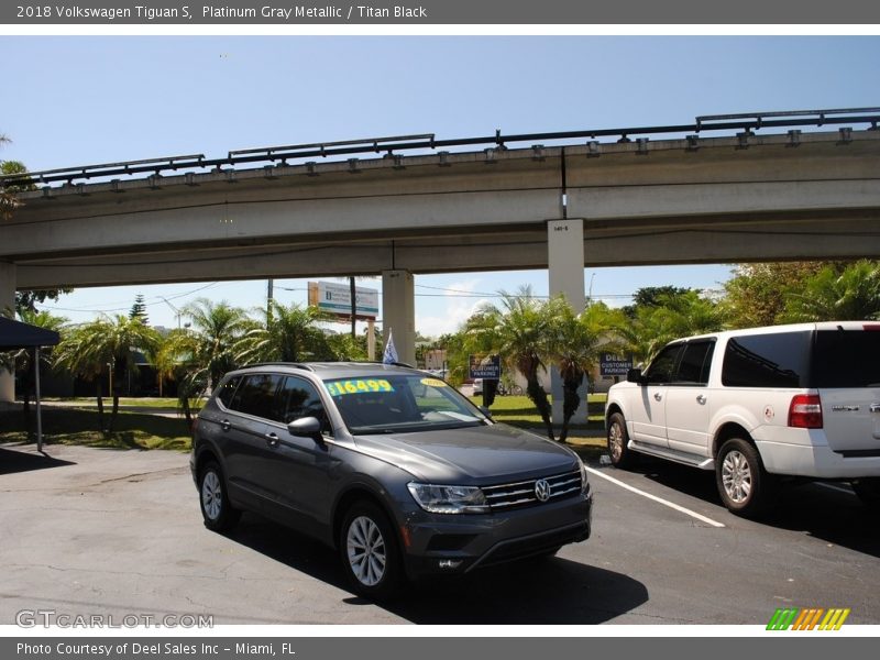 Platinum Gray Metallic / Titan Black 2018 Volkswagen Tiguan S