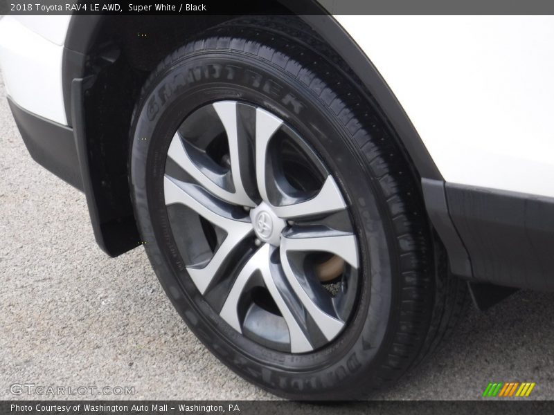 Super White / Black 2018 Toyota RAV4 LE AWD