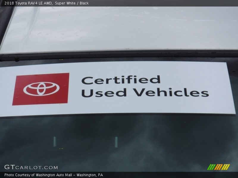 Super White / Black 2018 Toyota RAV4 LE AWD