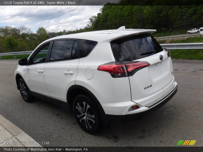 Super White / Black 2018 Toyota RAV4 LE AWD