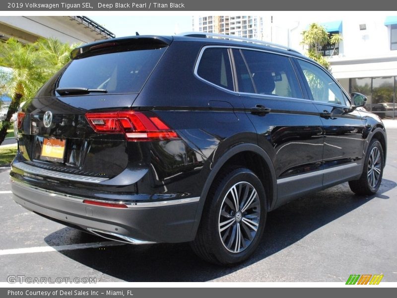 Deep Black Pearl / Titan Black 2019 Volkswagen Tiguan SEL