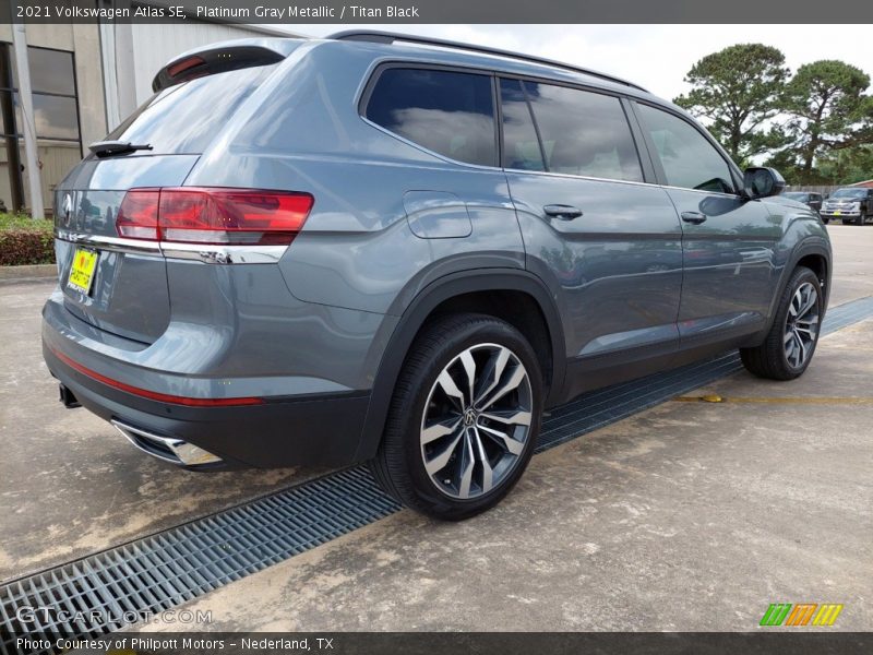 Platinum Gray Metallic / Titan Black 2021 Volkswagen Atlas SE