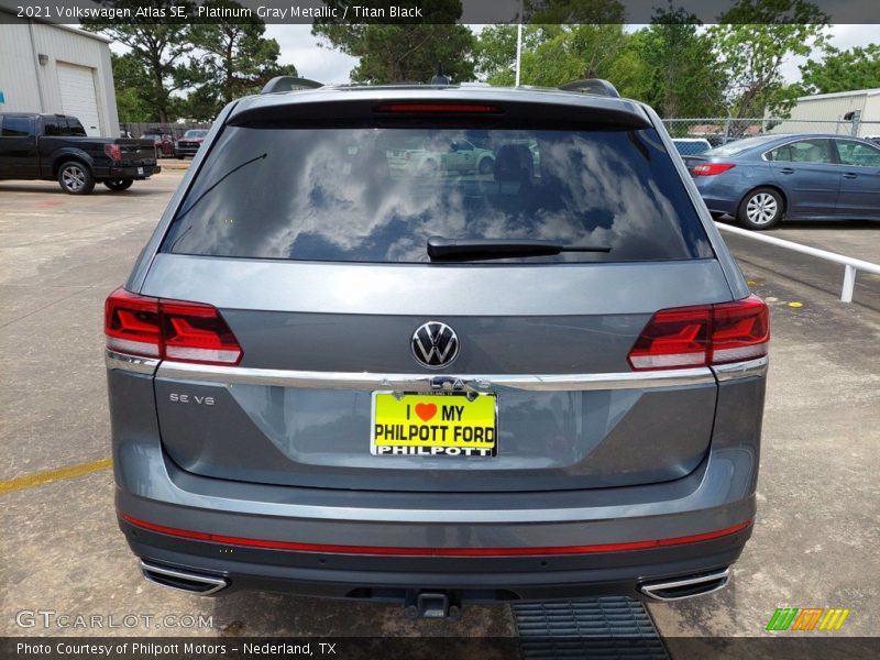Platinum Gray Metallic / Titan Black 2021 Volkswagen Atlas SE