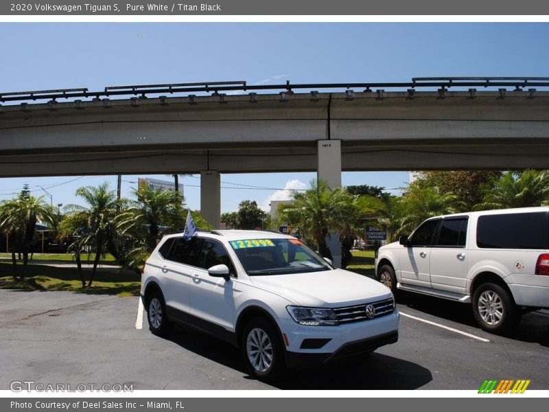 Pure White / Titan Black 2020 Volkswagen Tiguan S
