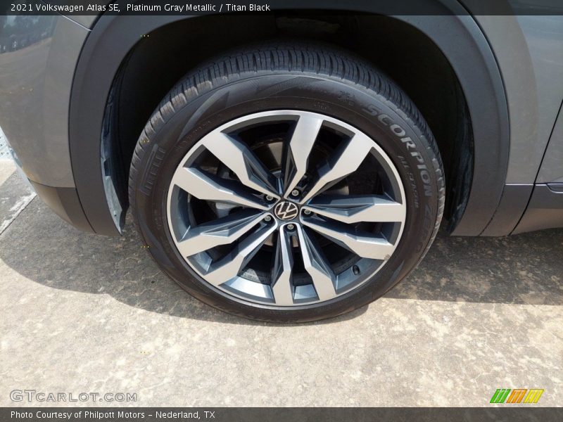 Platinum Gray Metallic / Titan Black 2021 Volkswagen Atlas SE