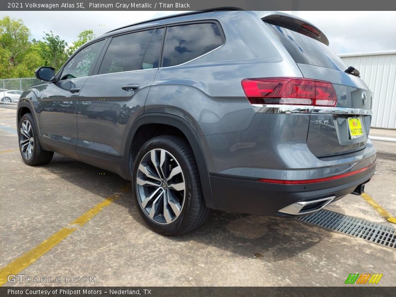 Platinum Gray Metallic / Titan Black 2021 Volkswagen Atlas SE