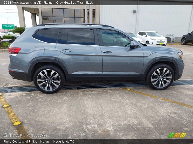 Platinum Gray Metallic / Titan Black 2021 Volkswagen Atlas SE