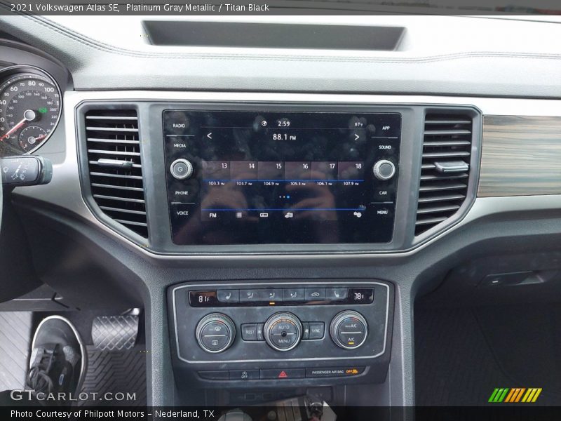 Platinum Gray Metallic / Titan Black 2021 Volkswagen Atlas SE