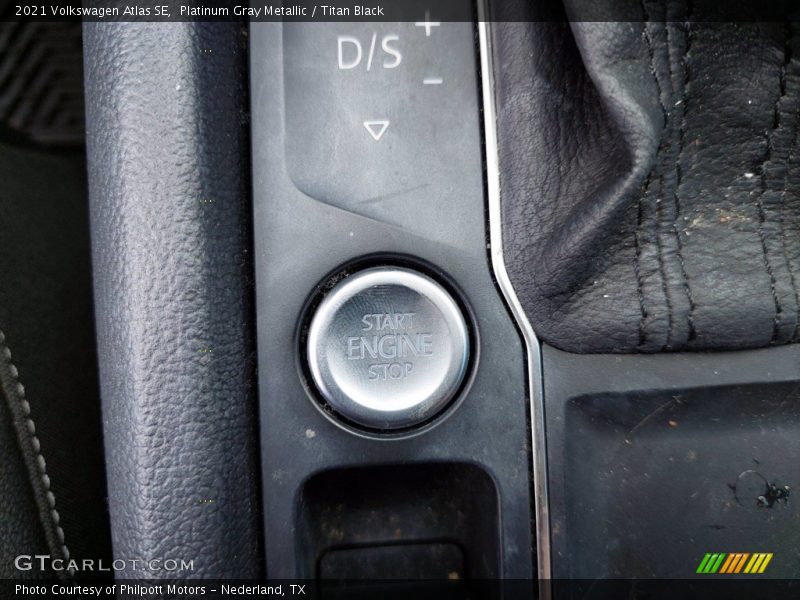 Platinum Gray Metallic / Titan Black 2021 Volkswagen Atlas SE