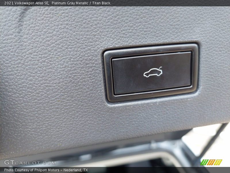 Platinum Gray Metallic / Titan Black 2021 Volkswagen Atlas SE