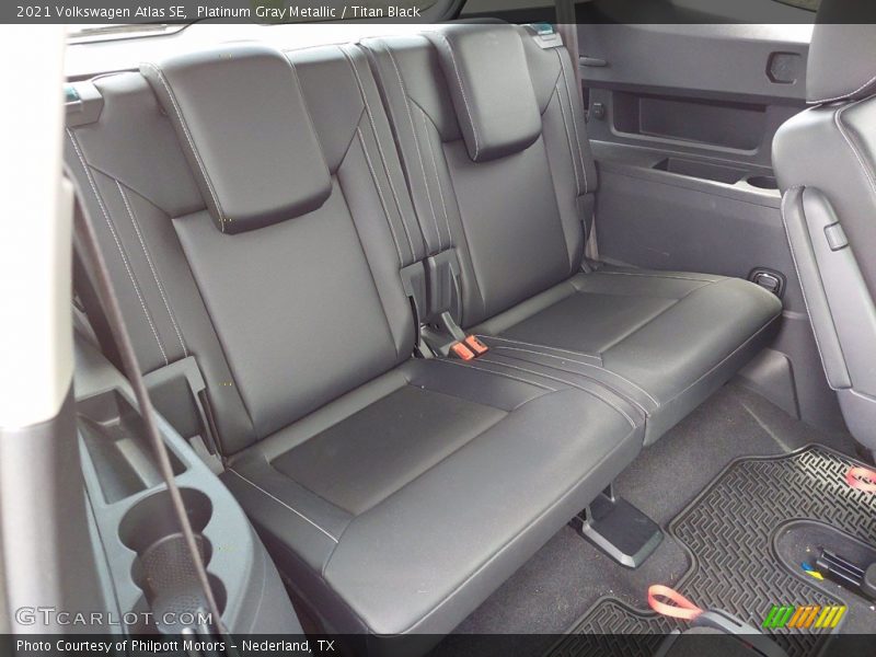 Platinum Gray Metallic / Titan Black 2021 Volkswagen Atlas SE