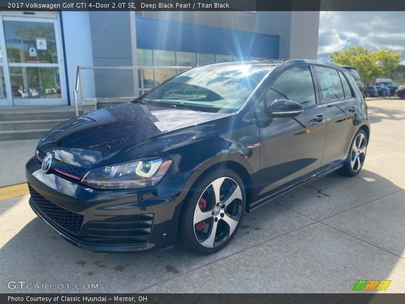 Deep Black Pearl / Titan Black 2017 Volkswagen Golf GTI 4-Door 2.0T SE