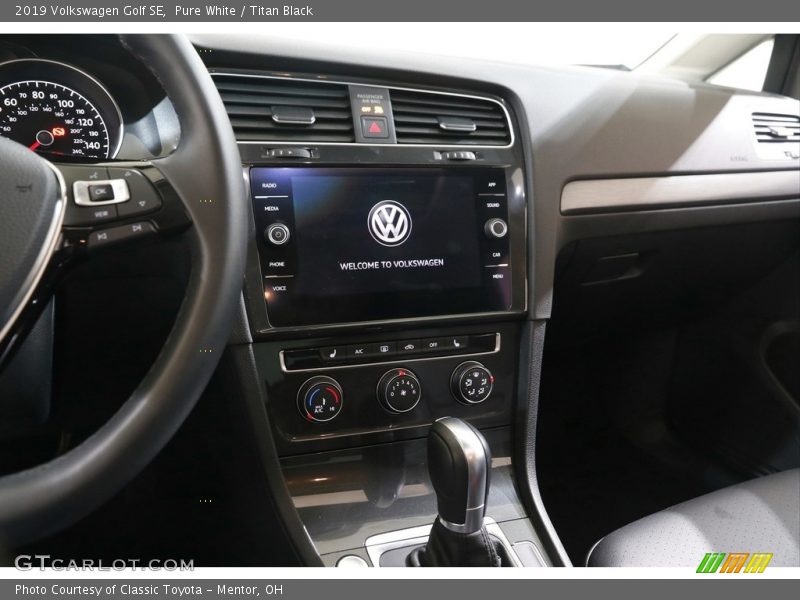 Pure White / Titan Black 2019 Volkswagen Golf SE