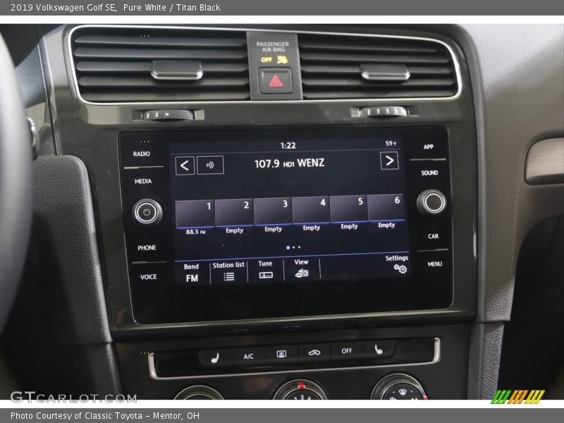 Pure White / Titan Black 2019 Volkswagen Golf SE