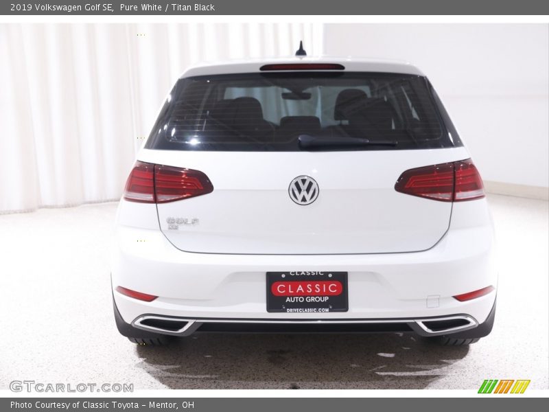 Pure White / Titan Black 2019 Volkswagen Golf SE