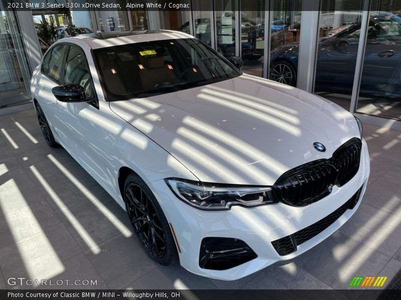 Front 3/4 View of 2021 3 Series 330i xDrive Sedan