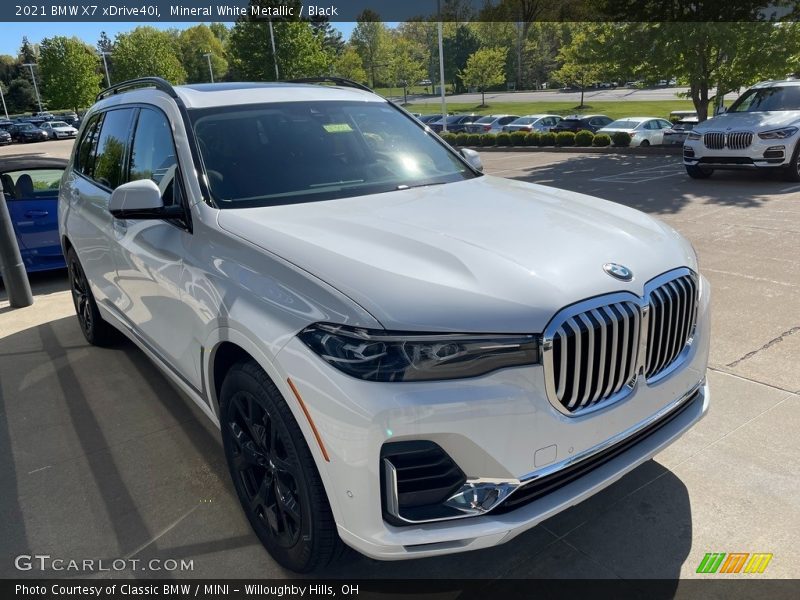 Mineral White Metallic / Black 2021 BMW X7 xDrive40i