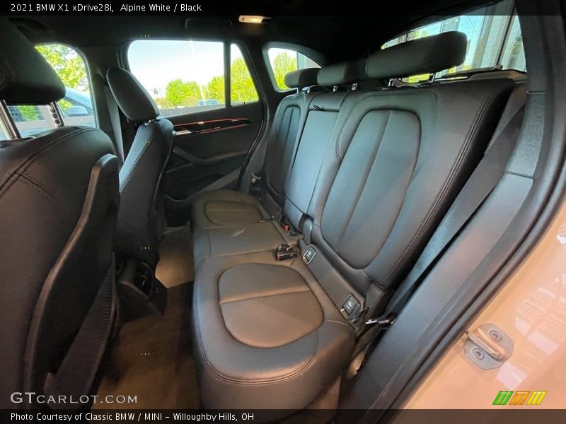 Alpine White / Black 2021 BMW X1 xDrive28i
