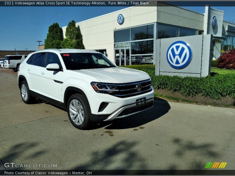 Front 3/4 View of 2021 Atlas Cross Sport SE Technology 4Motion