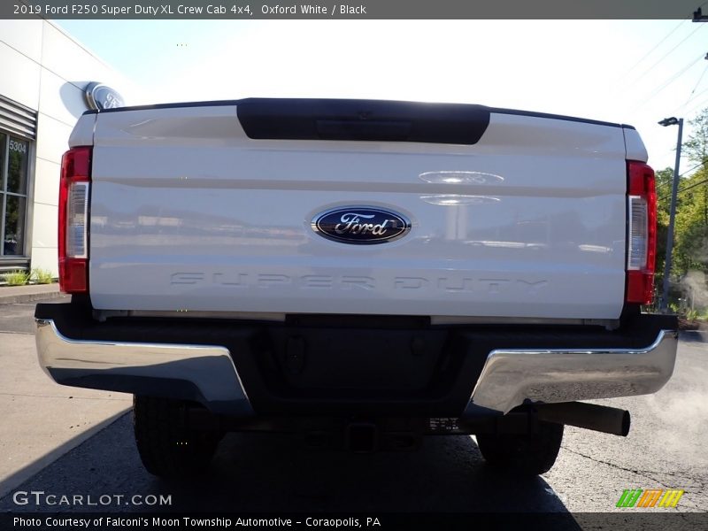 Oxford White / Black 2019 Ford F250 Super Duty XL Crew Cab 4x4