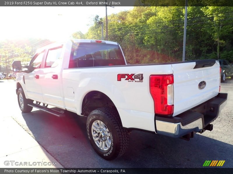 Oxford White / Black 2019 Ford F250 Super Duty XL Crew Cab 4x4