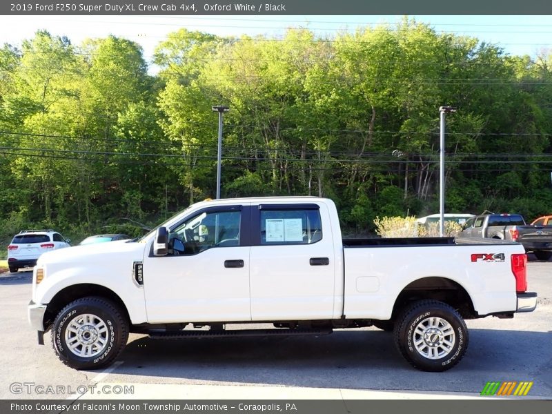 Oxford White / Black 2019 Ford F250 Super Duty XL Crew Cab 4x4