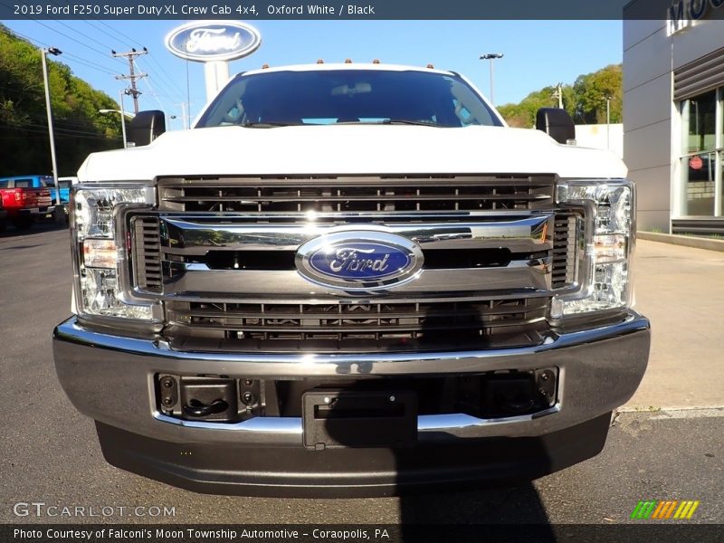 Oxford White / Black 2019 Ford F250 Super Duty XL Crew Cab 4x4
