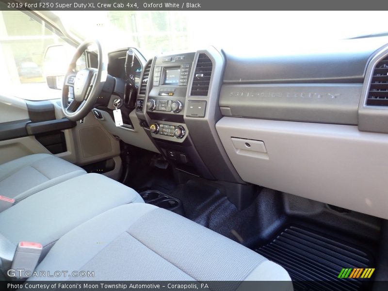 Oxford White / Black 2019 Ford F250 Super Duty XL Crew Cab 4x4