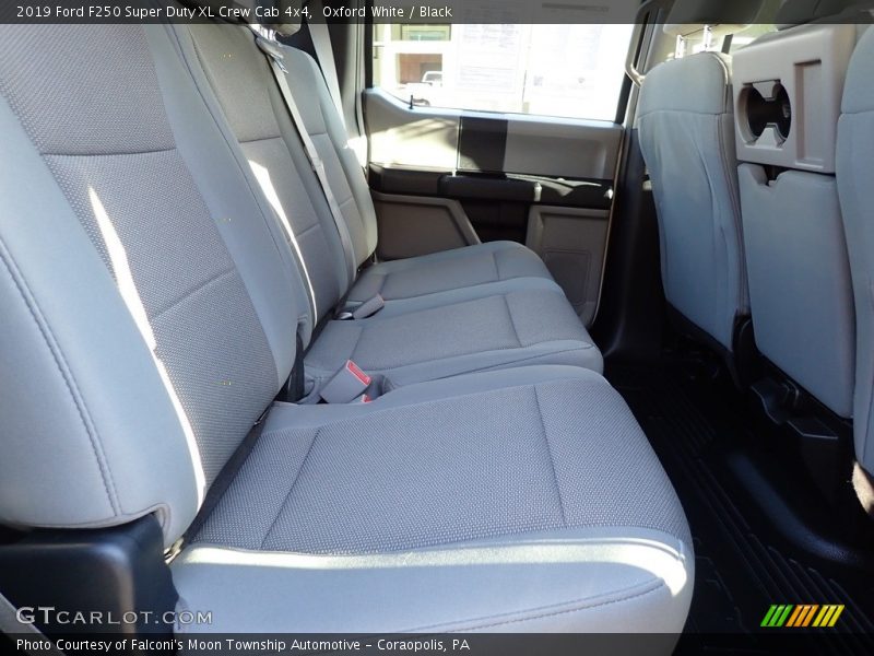 Oxford White / Black 2019 Ford F250 Super Duty XL Crew Cab 4x4