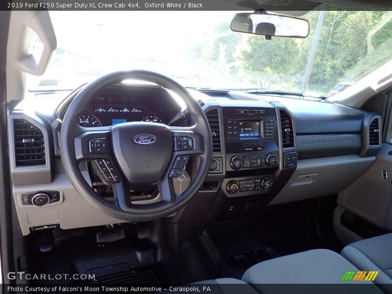 Oxford White / Black 2019 Ford F250 Super Duty XL Crew Cab 4x4