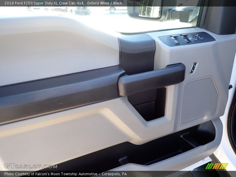 Oxford White / Black 2019 Ford F250 Super Duty XL Crew Cab 4x4