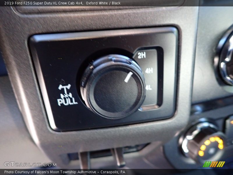 Oxford White / Black 2019 Ford F250 Super Duty XL Crew Cab 4x4