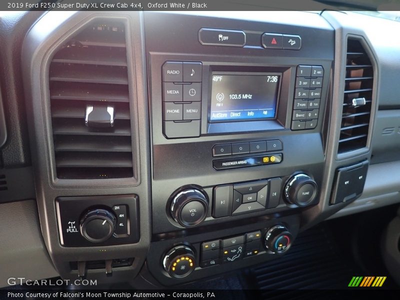 Oxford White / Black 2019 Ford F250 Super Duty XL Crew Cab 4x4