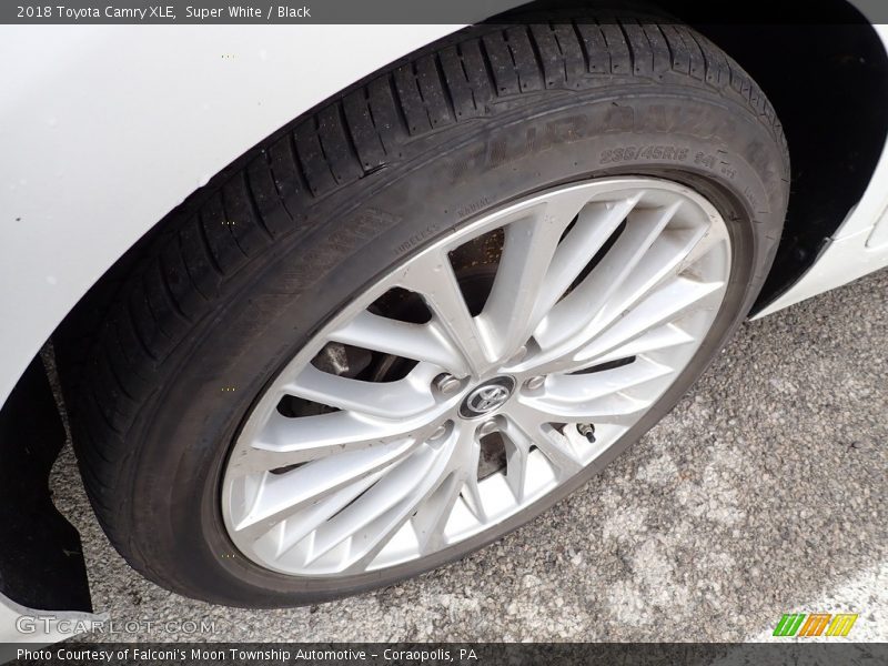 Super White / Black 2018 Toyota Camry XLE